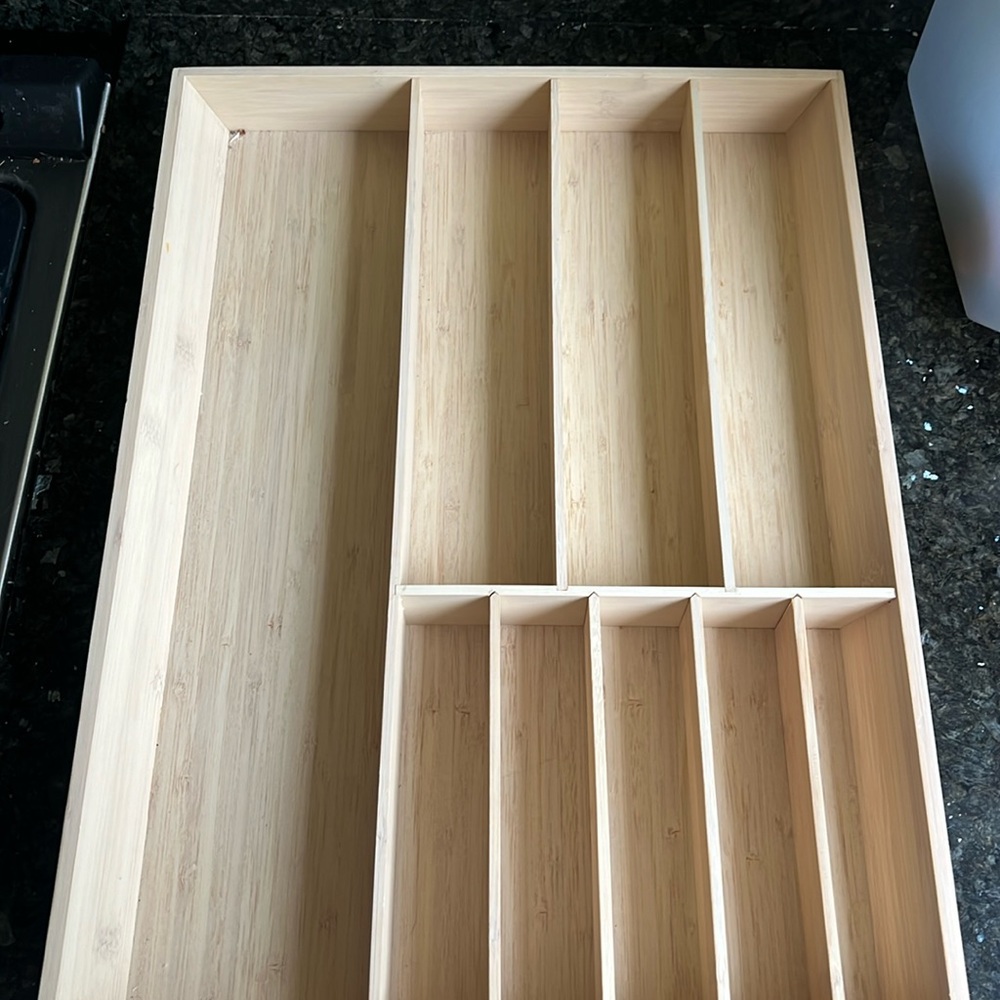 Utensil organizer
Adjustable compartments
Brand new, never used